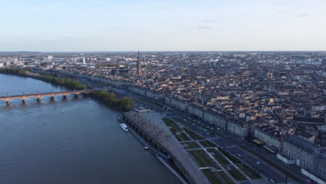 Vista-Aérea-De-La-Ciudad-Portuaria-De-Burdeos-En-El-Río-Garona-En-Francia