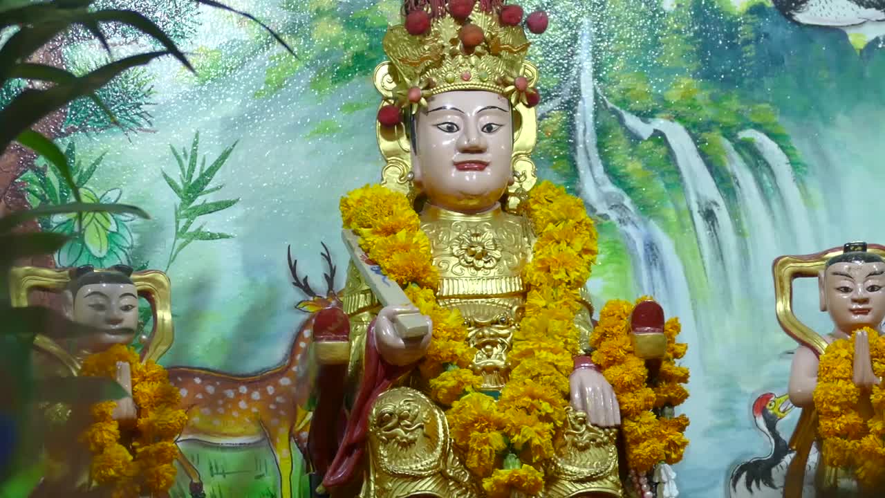 estatua de la santa diosa china en el santuario