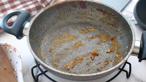 sartén sucia y usada