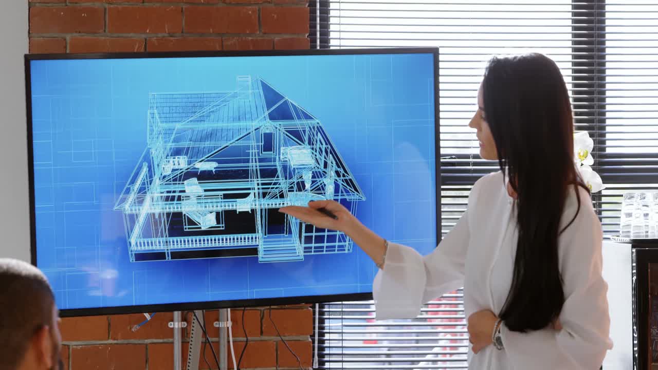 4k 회의실 에서 발표 를 하는 여성 임원