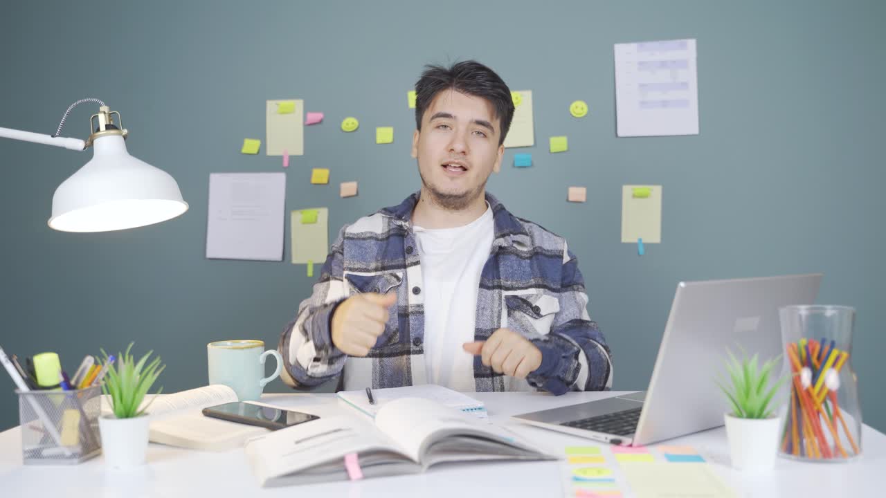 남성 학생이 카메라에 말을 걸고 있습니다.