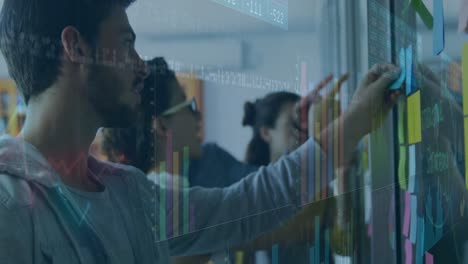 animación del procesamiento de datos financieros sobre diversas personas de negocios