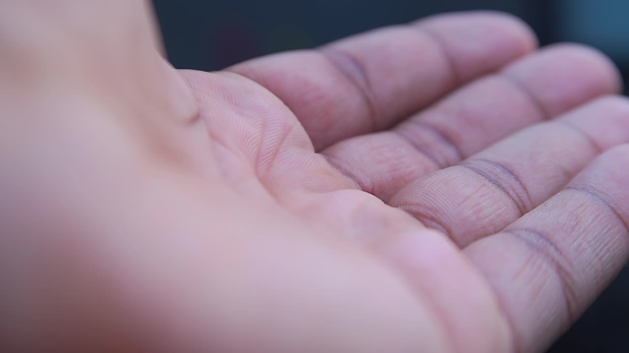 hombre abrir y cerrar la mano