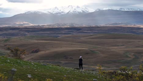 Photographer-is-taking-pictures-of-snowy-mountain-range-in-New-Zealand-mountains