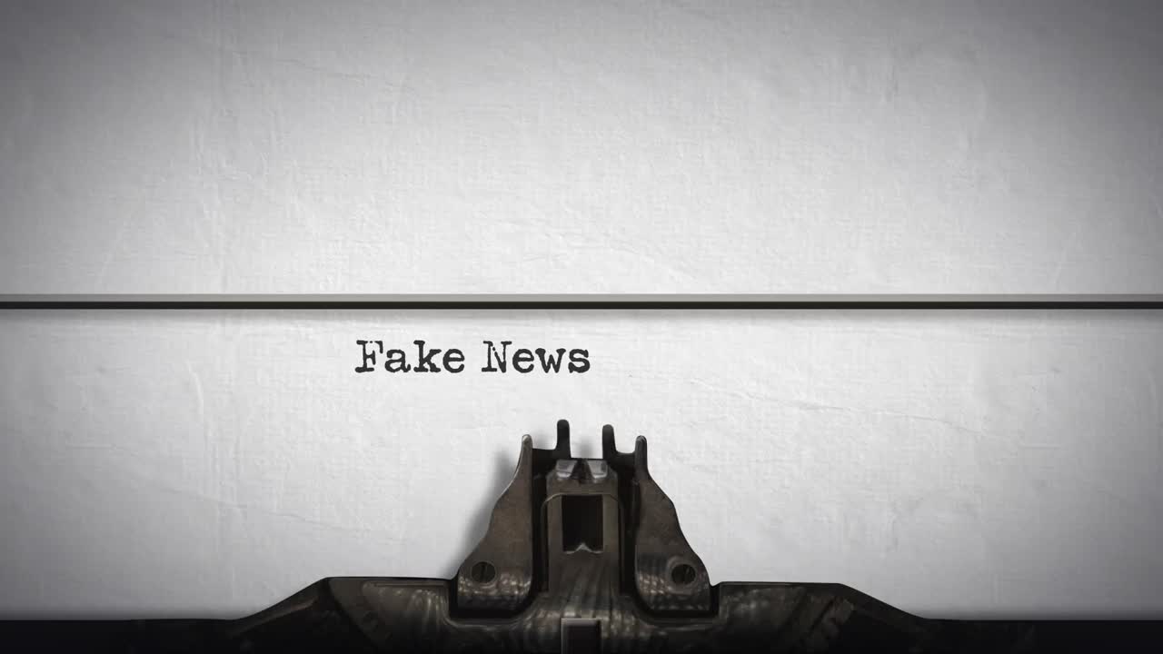 Animação das palavras Fake News escritas por uma máquina de escrever