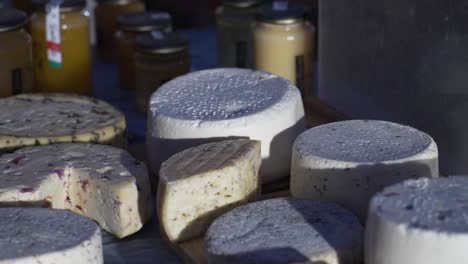 queso artesanal cortado en pedazos pequeños para su muestreo en una mesa de madera