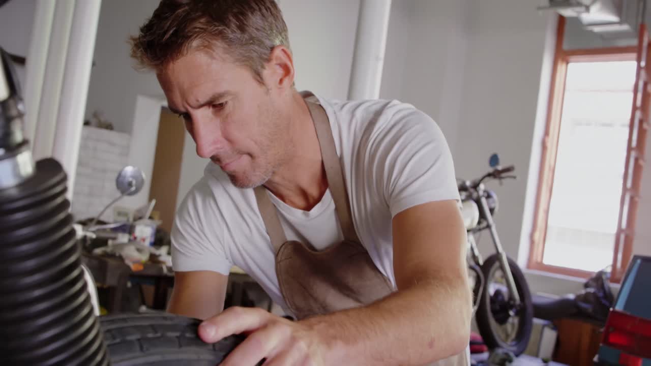 수리 공장에서 오토바이를 수리하는 남성 기계공 4k