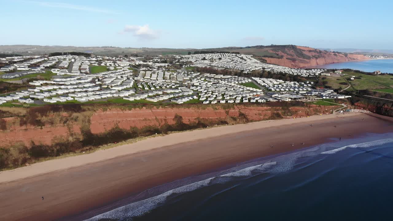 해변이 내려다보이는 샌디 베이 비치 홀리데이 파크의 공중