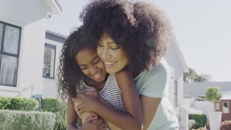 Feliz-Madre-Afroamericana-E-Hija-Abrazándose-En-El-Jardín,-Cámara-Lenta