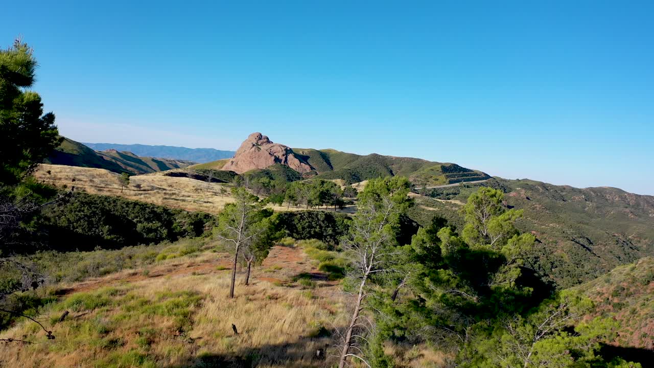 캘리포니아 카스테익의 레이크 휴스 도로 근처에서 촬영된 드론 이미지