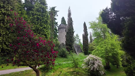 irlanda lugares épicos castillo a través de los árboles powerscourt wicklow exuberantes colores verdes y rojos del verano