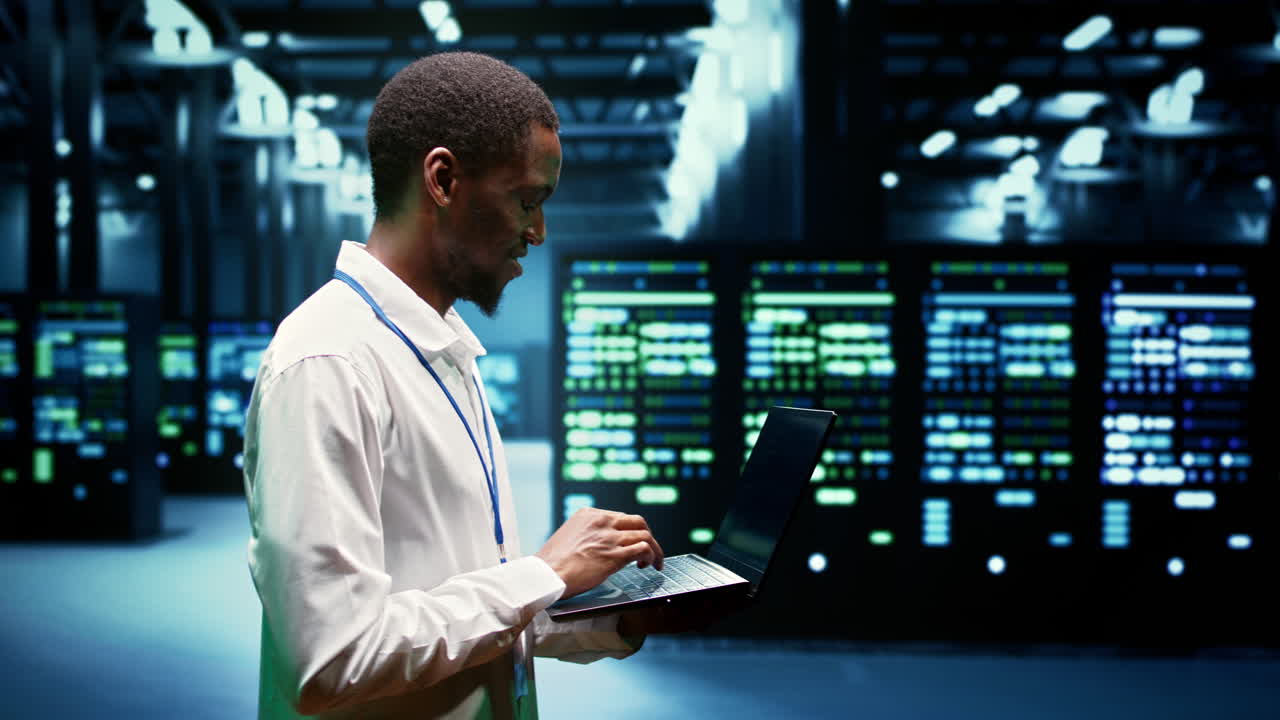 ingegnere che ispeziona la rete di server