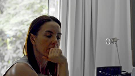 estaba harto y la languidez del dolor estaba en cada parte de su cara.