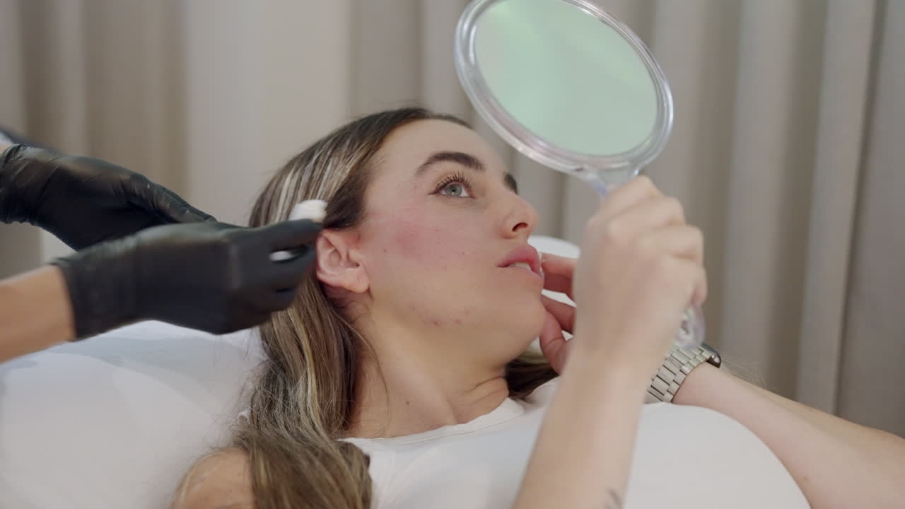 보스 후 거울을 바라보는 여자