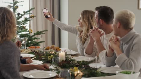 Große-Kaukasische-Familie,-Die-Am-Heiligabend-Per-Videoanruf-Spricht.