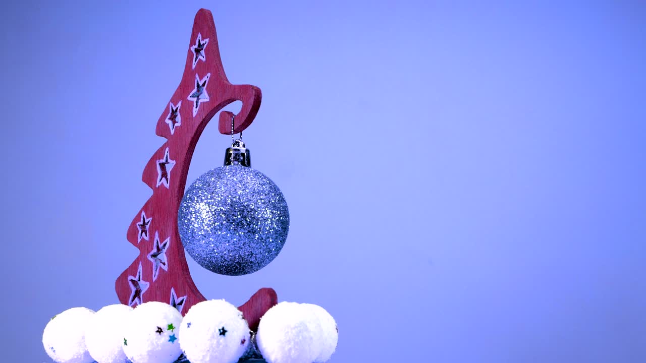 árbol de navidad en fondo azul con lugar para su texto. bucle
