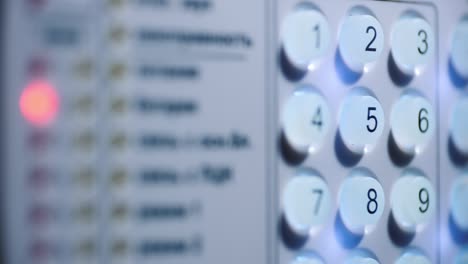 una persona ingresa un código pin en un teclado retroiluminado