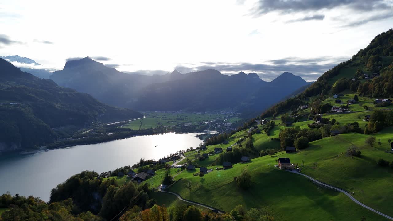 de lado panorámica aérea sobre el majestuoso valle alpino, lago como un espejo debajo