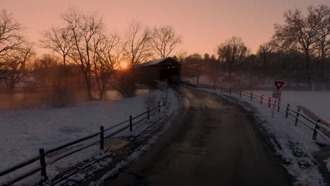 Un-Buggy-Amish-Tirado-Por-Caballos-Entra-En-El-Puente-Cubierto-De-Hunsecker&#39;s-Mill-Al-Atardecer-Lancaster,-Pennsylvania