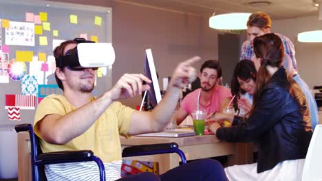 Führungskraft-Nutzt-Virtual-Reality-Headset-Im-Rollstuhl