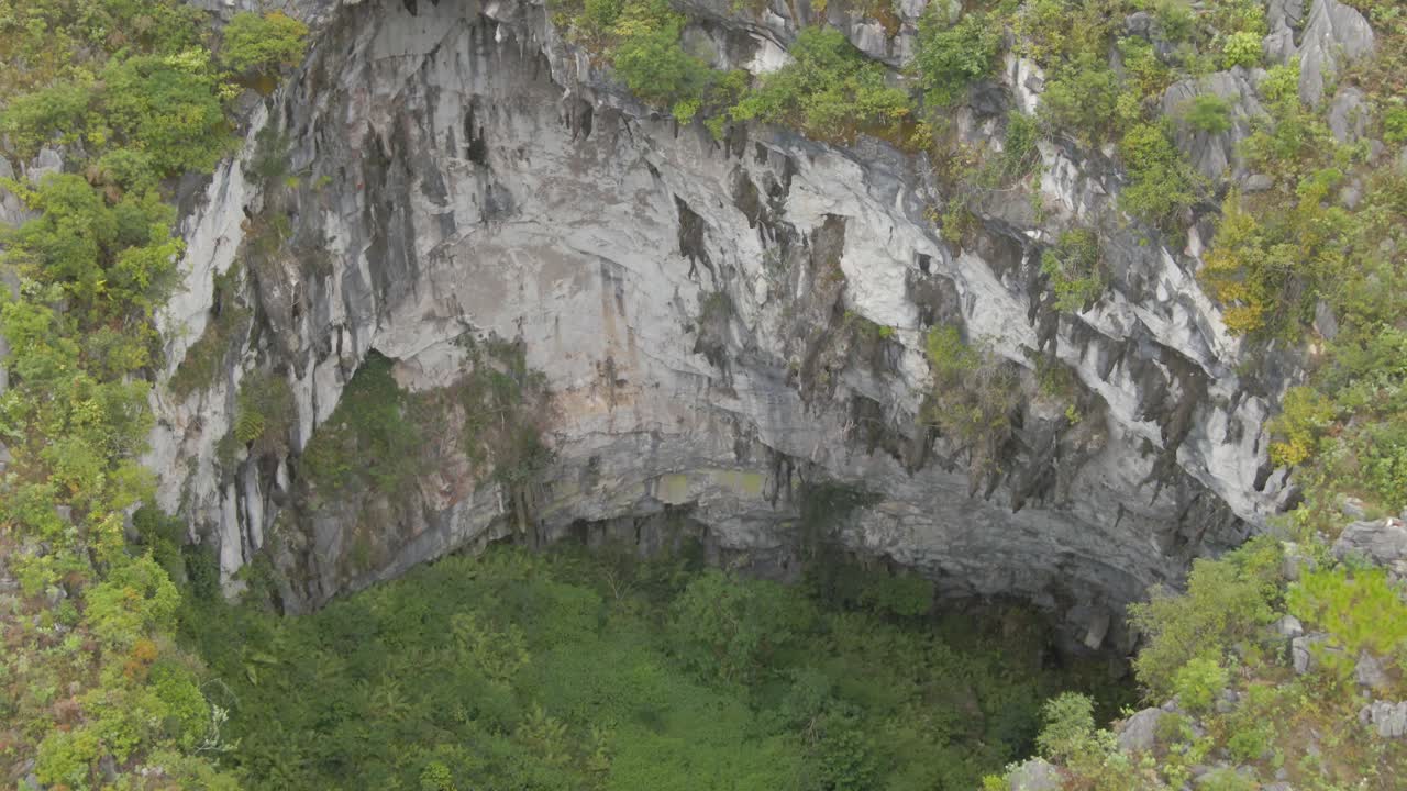 drone moviéndose hacia el sumidero con una persona diminuta parada en el borde