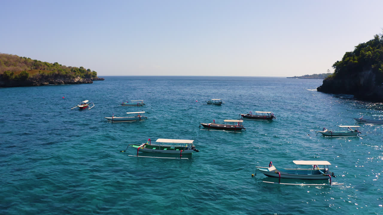 발리 전통 범선을 포획하기 위해 드론을 포워딩