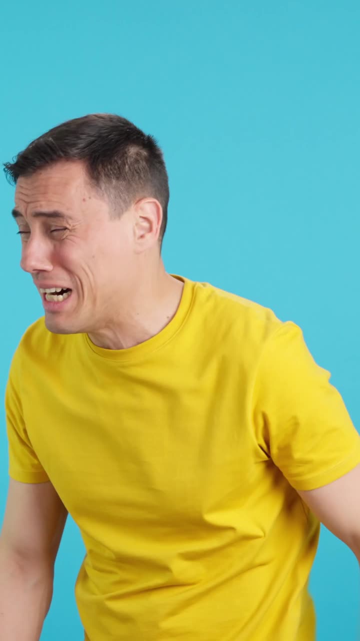 Uomo con mal di schiena