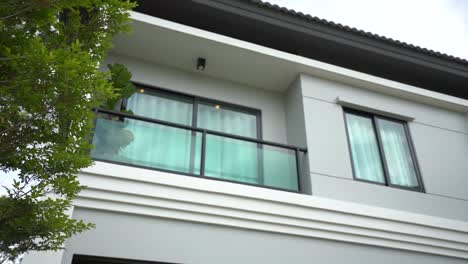 diseño exterior moderno de casas en blanco y negro