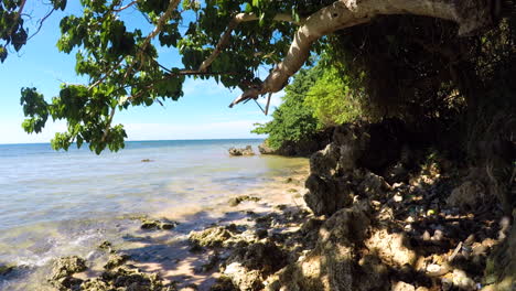 Dolly-Schuss-Von-Felsigen-Strand-In-Einer-Unberührten-Insel-Am-Strand