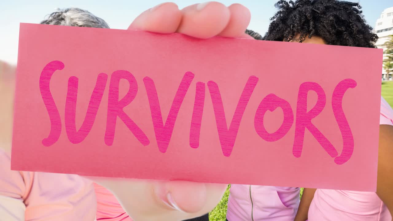 Animazione del logo del nastro rosa con la scritta "sopravvissuta" su un gruppo eterogeneo di donne sorridenti
