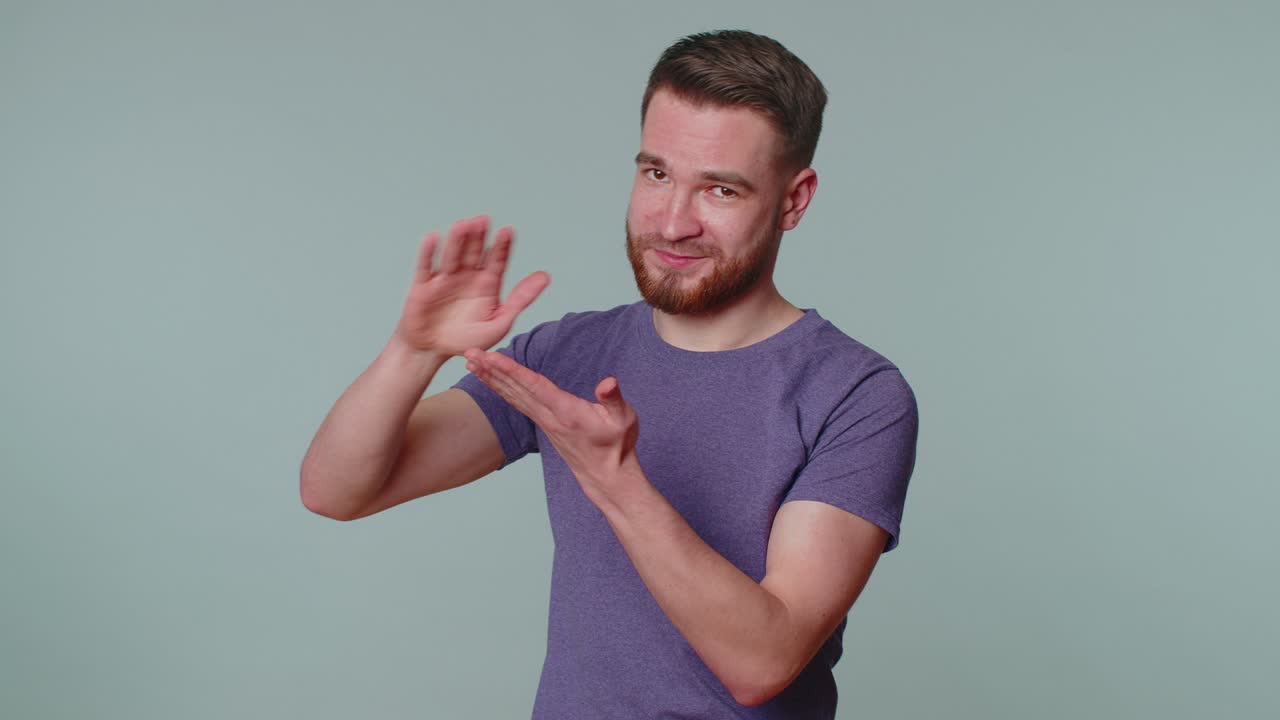 hombre rico mostrando desperdicio o tirando dinero alrededor gesto de la mano, más propinas soñando con una gran ganancia