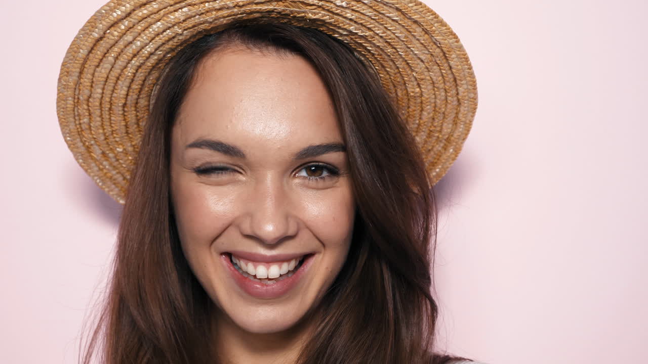una mujer con un sombrero de paja.