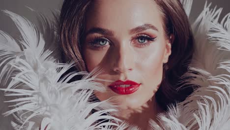 mujer elegante con plumas blancas