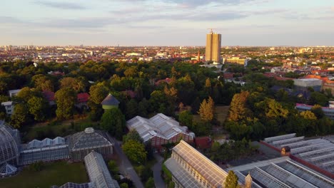parque verde gran rascacielos tranquila vista aérea vuelo sobrevuelo imágenes de drones, jardín botánico de berlín lichterfelde, hora dorada verano 2022
