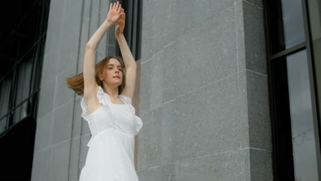 mujer con un vestido blanco posando al aire libre