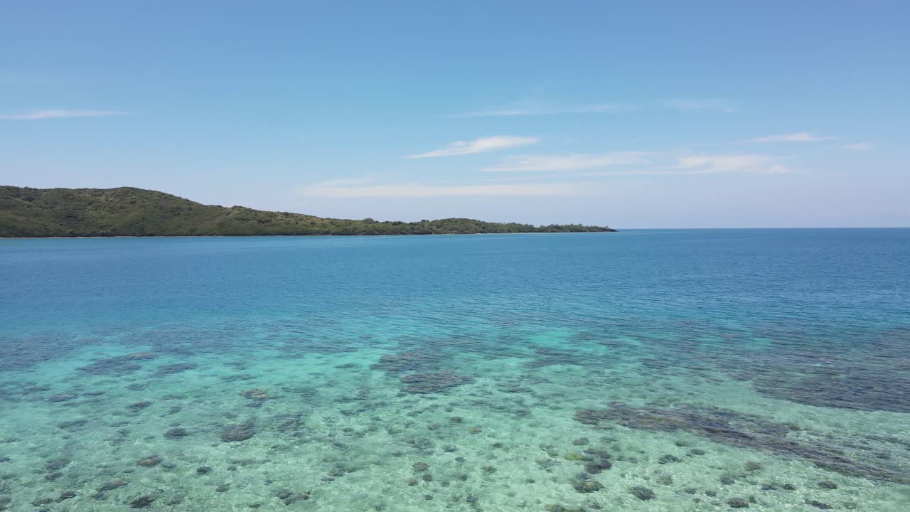 피지의 야사와 섬 해안의 산호가 가득한 은 물 위를 드론으로 비행합니다.