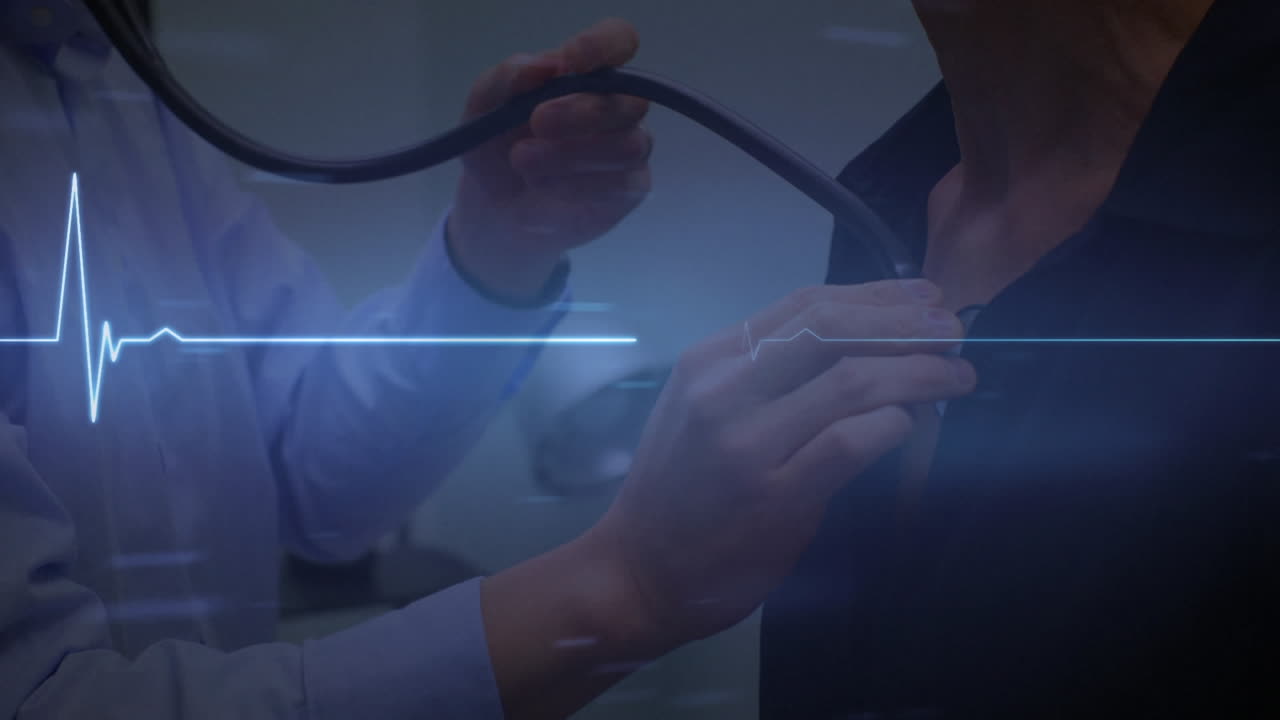 monitor de frecuencia cardíaca en comparación con la sección media del médico que examina al paciente