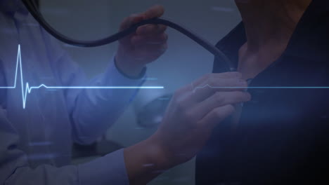 monitor de frecuencia cardíaca en comparación con la sección media del médico que examina al paciente
