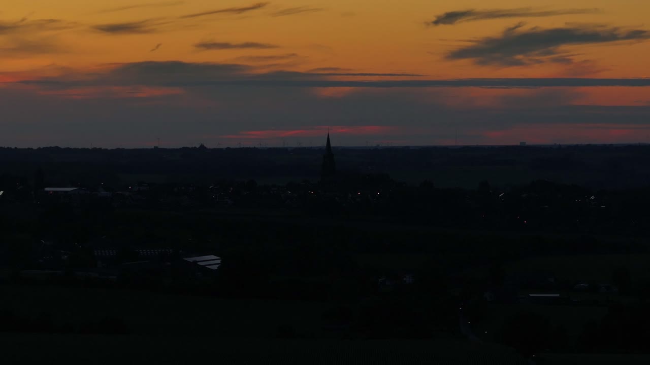 драматическое закатное небо над голландским городом вальс, провинция лимбург