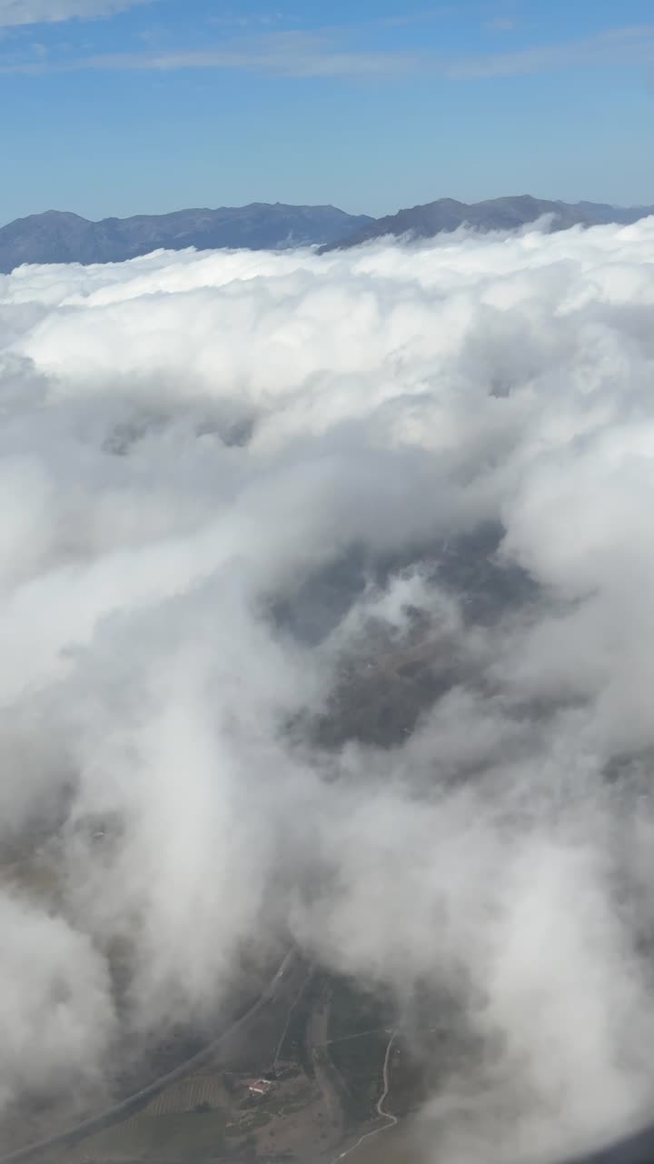 산 위 의 구름 풍경