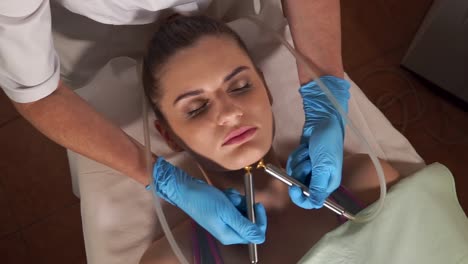 mujer que recibe tratamiento facial