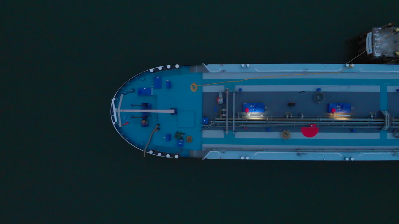 상품 30fps 4k를 내리기 위해 터미널에 도킹된 블루 리버 유조선