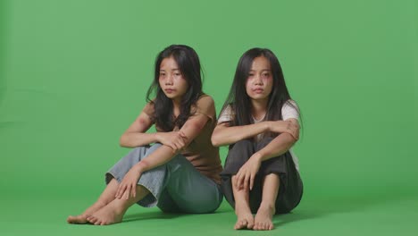 젊은 아시아 여성들의 몸은 폭력의 희생자입니다. 그들의 몸에 은 상처가 생겼습니다. 그것은 녹색 스크린 배경 스튜디오에서 신체적으로 학대당한 것으로 인해 발생했습니다.
