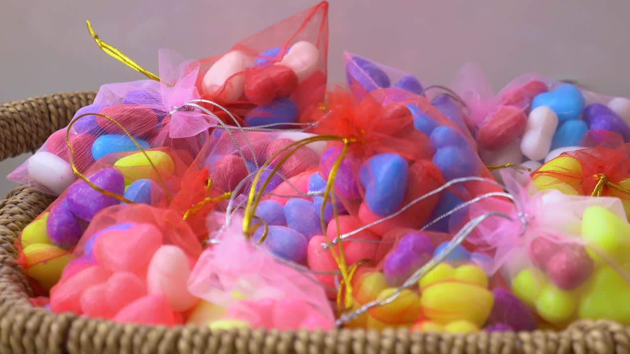 piedras de colores en bolsas de malla