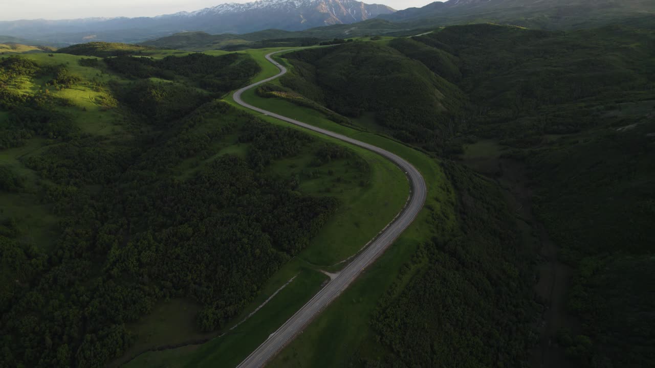 carretera de montaña escénica, bucle de tramperos, cerca de ogden, utah - vista aérea de drones