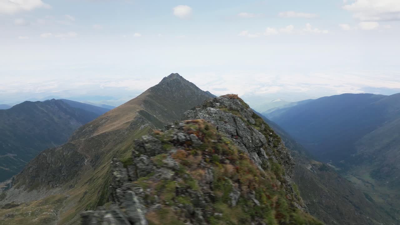 drone vuela sobre una cresta montañosa y revela una gran montaña y un hermoso paisaje en el fondo, cárpatos, rumania, europa, drone, verano