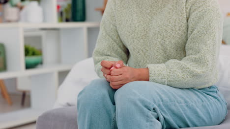 manos, ansiedad y estrés con una mujer nerviosa