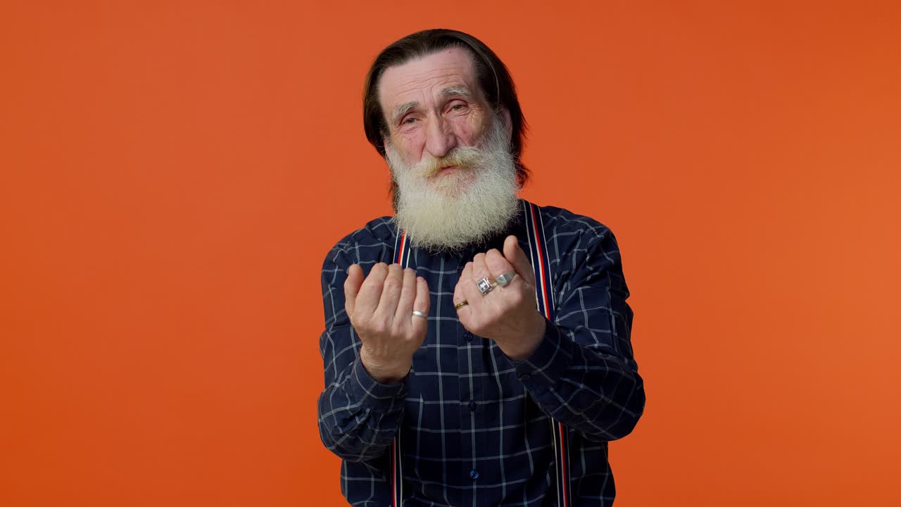 el viejo abuelo barbudo extiende las manos y te da un abrazo, expresión agradable, sentimientos de amor