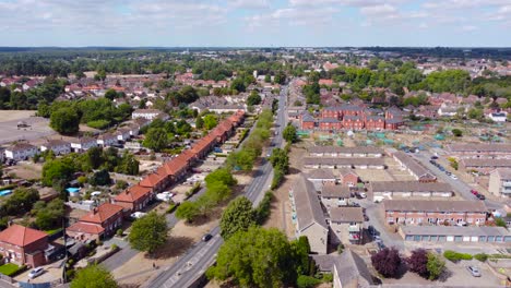 Luftaufnahmen,-Die-Nach-Rechts-Gleiten,-Während-Sie-Den-Bewegungen-Der-Fahrzeuge-Folgen,-Zeigen-Auch-Norfolk-wohnsiedlungen-In-England-Und-Einen-Fantastischen-Blick-Am-Horizont