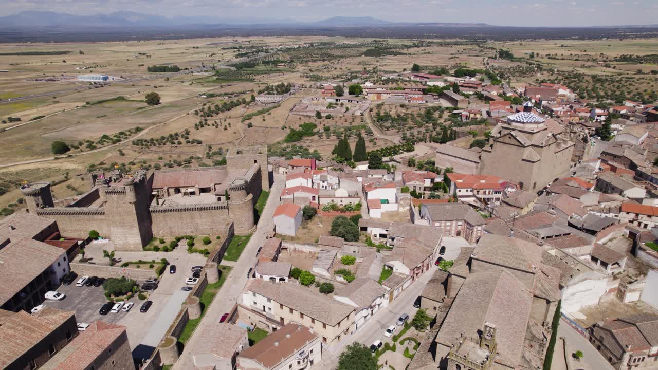 Panoramica aerea introduttiva su Oropesa, piccola città spagnola, edifici del quartiere e castello nella scenografica provincia di Toledo